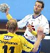 Markus Mani Michaelsson Maute im Sprung gegen Dimitri Torgovanov - HSG Düsseldorf gegen SG Kronau/Östringen  (Mai 2006)