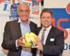 Torben Kietsch, Geschäftsführer HSG Blomberg-Lippe, mit Martin Kind, Präsident Hannover 96