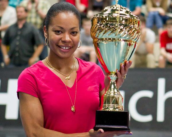 Katty Piejos mit dem Pokal - Frankreich gewinnt Turnier in Saarbrücken