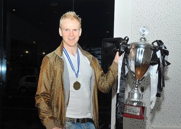 Logi Geirsson mit dem Isländischen Meisterpokal 2011.