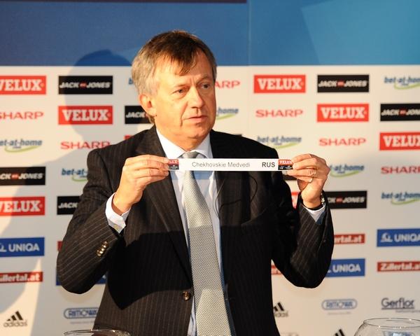 EHF-Generalsekretär Michael Wiederer mit dem Los Medwedi Tschechow - VELUX EHF Champions League Auslosung Achtelfinale 1/8-Finale