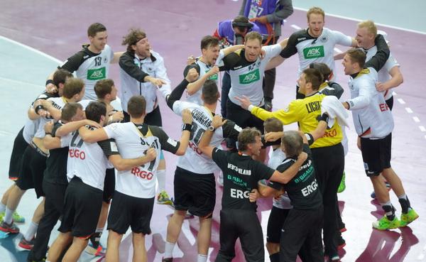 Das deutsche Team bejubelt den knappen Sieg gegen Russland