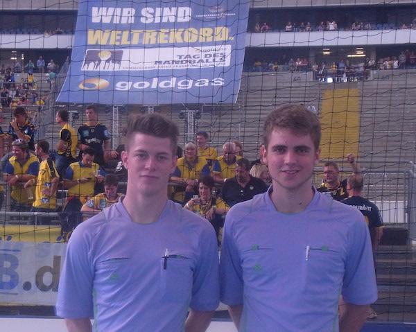 Die Nachwuchs-Schiedsrichter Lucas Hellbusch und Darnel Jansen