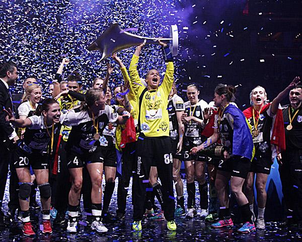Mayssa Pessoa stemmt den Champions-League-Pokal für Györ in die Luft.