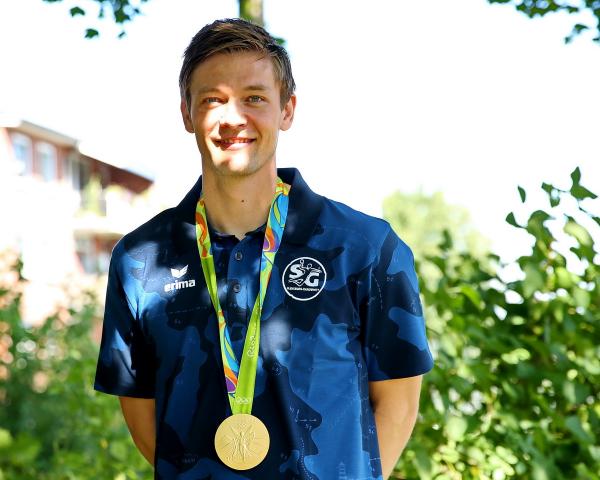 Lasse Svan mit seiner Goldmedaille.