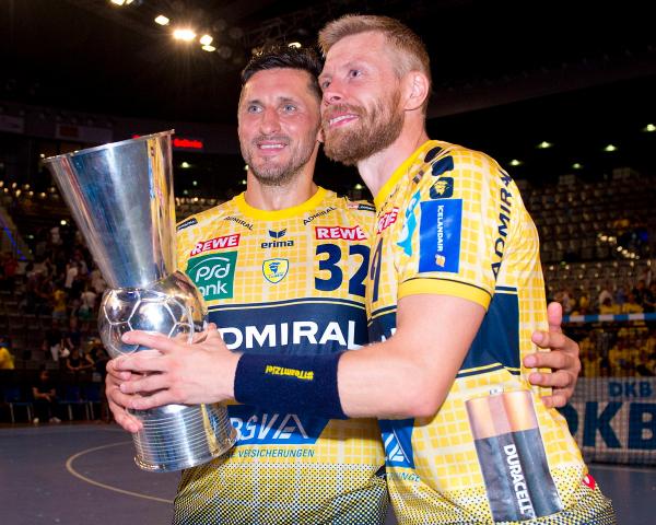 Alexander Petersson und Gudjon Valur Sigurdsson mit dem Supercup