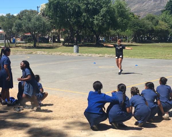 Lena Thoß unterricht in Südafrika Handball, vor allem in den Klassen 4 bis 7