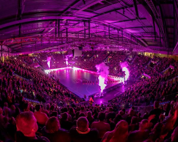 Mit 6.157 Besuchern stellte die TuS Metzingen in der vergangenen Saison in der Porsche Arena Stuttgart einen neuen Zuschauerrekord auf