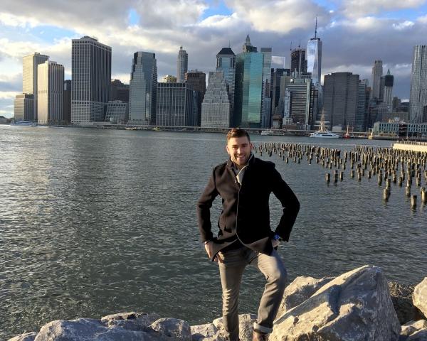 Jonas Affentranger vor der Skyline von Manhattan
