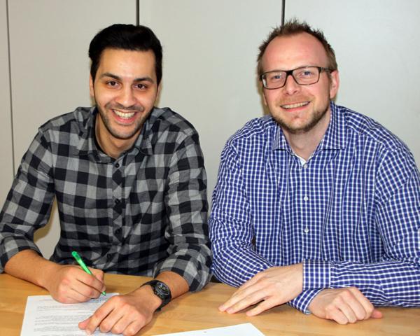 Jamal Naji (links) und Björn Barthel bei der Vertragsunterzeichnung