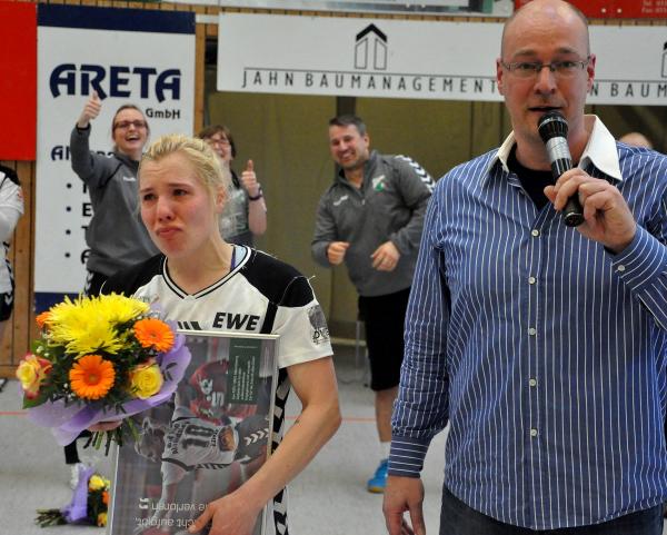MTV-Handball-Abteilungsleiter Thomas Klatt mit Sophie Lütke bei ihrer Verabschiedung