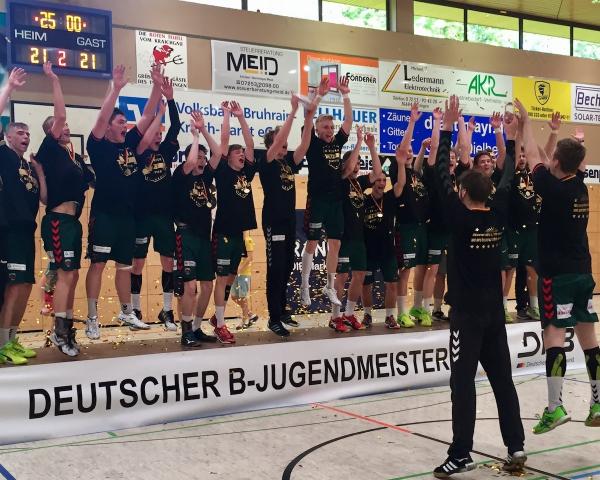 Die B-Jugend der Füchse Berlin feiert die Deutsche Meisterschaft.