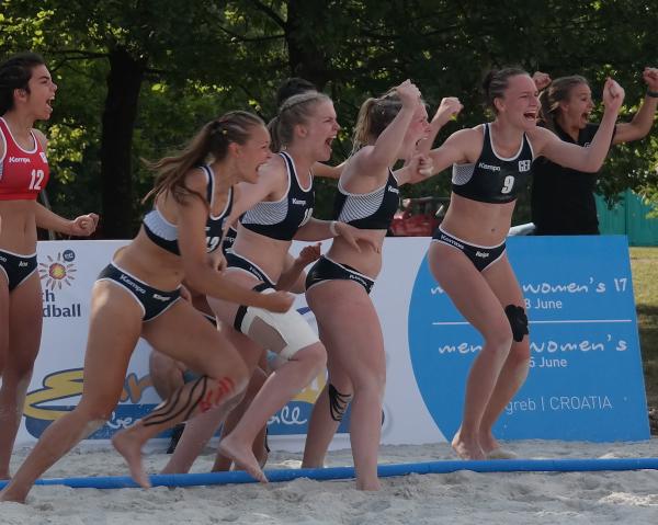 Nach dem letzten Wurf von Leonie Patorra durften die deutschen Mädchen über den Einzug ins Halbfinale jubeln