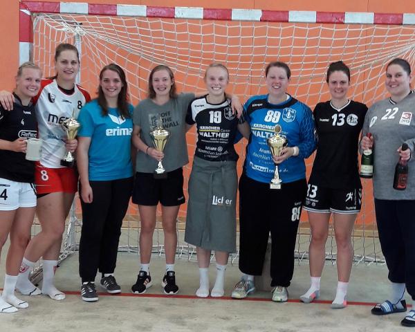 Spielerinnen der Teams des 4. Mittelhessen-Cup bei der Siegerehrung