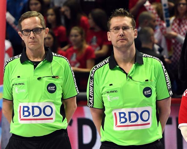 Marcus Helbig und Lars Geipel leiten das Spiel zwischen Frankreich und Kroatien