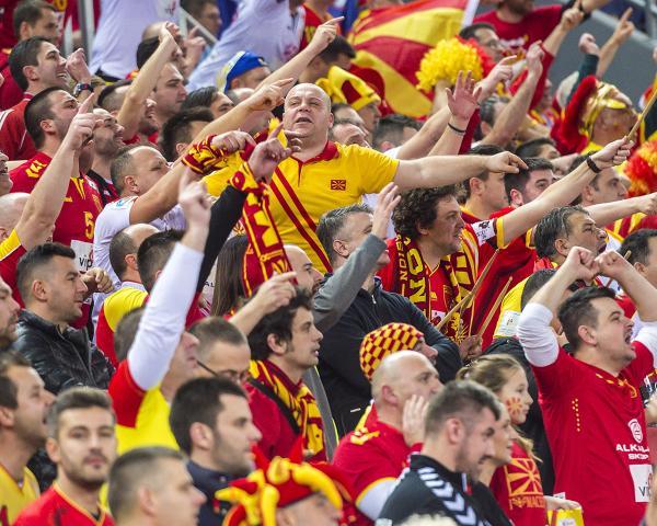 Die mazedonischen Fans werden ihre Mannschaft auch gegen Spanien anfeuern.
