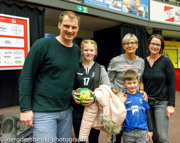 Yvonne Fillgert mit ihrer Familie und Renate Wolf