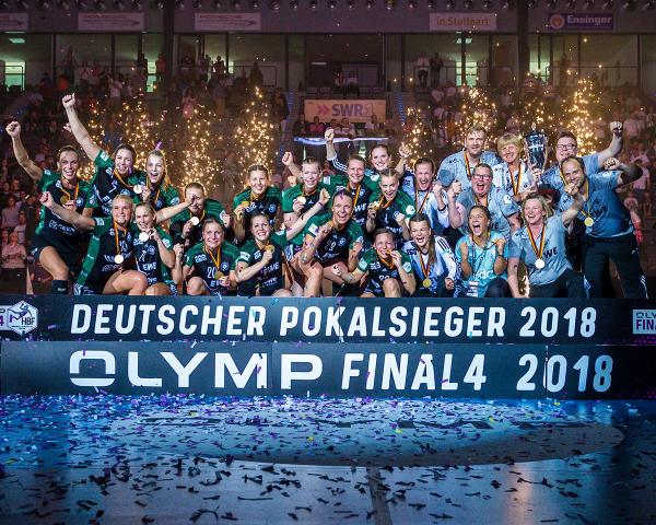 Der VfL Oldenburg jubelt über den Gewinn des DHB-Pokals.