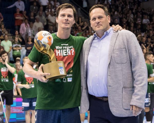 Hans Lindberg mit der Trophäe als bester Schütze des EHF-Pokals