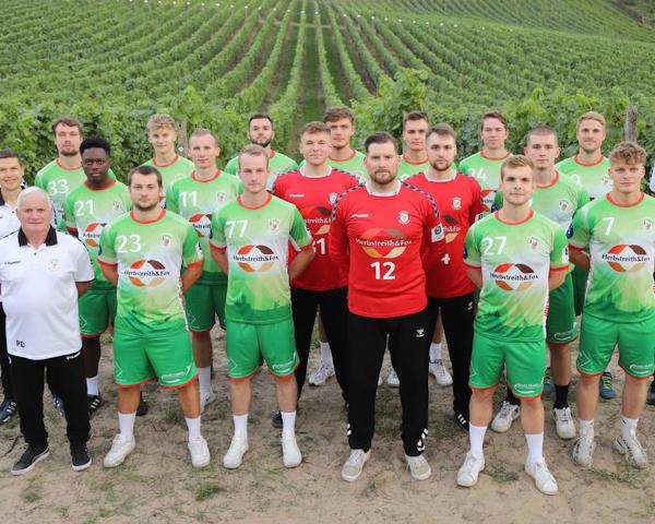 HV Grün-Weiß Werder, 3. Liga, Mannschaftsbild 2022/23,
Hinten links: D.Wandersee ( Co.Tr,), S.Darius, O.D.Junghanns, L.Schwark, N.Dobberitz, Y.Felsch, C.Knecht, M.Bruck, N.Harnge (Trainer).
 
Mittelreihe: J.Wiesner (Ahtl.tr.), J.Suana, D.Nehls, L.Schüler, T.Folgmann, T.F. Farchmin,
 
vordere Reihe: P.Dreblow (Teamkoord.) , J.Boede, J.Hesselmann, M.Pfefferkorn, P.Jochimsen, K.Arlt, V.Barabas-Bois (Physio).
 