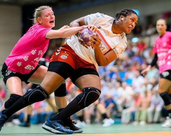 Kaba Gassama Cissokho und die SG BBM Bietigheim hatten bereits unter der Woche mit einem Sieg in Metzingen in der Handball Bundesliga Frauen auf 4:0 Punkte gestellt - am Wochenende zogen drei Teams an Punkten gleich.