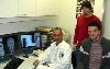 Teamarzt Dr. Johannes Hartl (li.) mit den R�ntgenbildern der Nase von
Nikola Prce (re.), hinten Lucas Mayer
