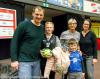 Yvonne Fillgert (re.) mit ihrer Familie und Renate Wolf zu Besuch beim TSV Bayer 04 Leverkusen