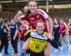 Alina Ridder und Celina Meißner bejubeln den Pokalsieg