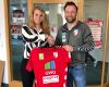Danique Boonkamp mit Geschäftsstellenleiter Jan-Henning Himborn - SV Union Halle-Neustadt