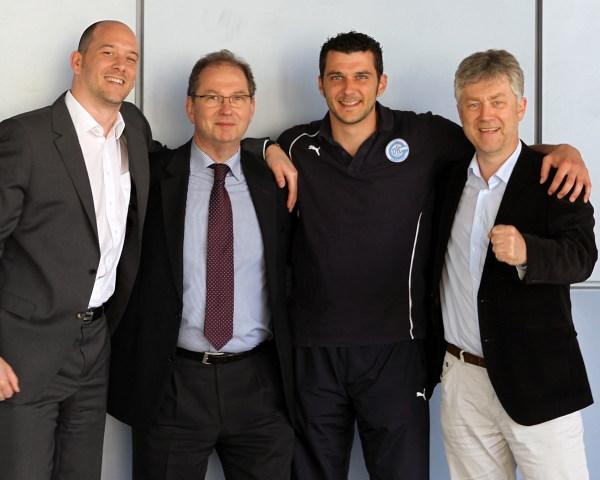 Adrian Wagner mit den Gesellschaftern der Handball Akademie Hamburg