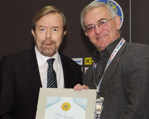 Hans Hugentobler (re.) empfing von EHF-Präsident Tor Lian die Ehrung