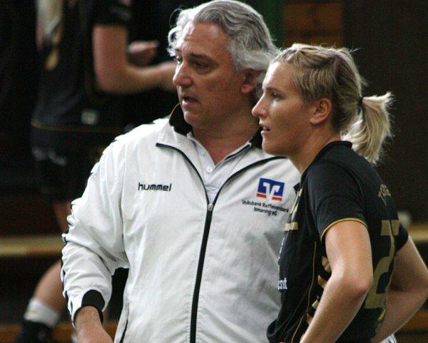 Spannung: TSV-Trainer Claus Lohmann mit Cornelia Schmid 