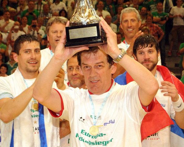 Velimir Petkovic mit dem EHF-Pokal