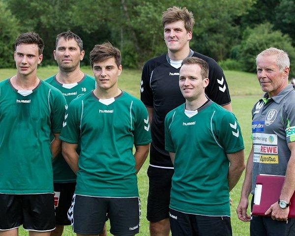 Fünf Neue mit Trainer: Max Emanuel, Gabor Pulay, Lucas Krzikalla, Rico Göde, Andre Haber, Uwe Jungandreas - (v.li)