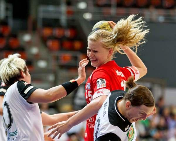 Anja Althaus und Katrin Engel Thüringer HC gegen Kim Naidzinavicius Bayer Leverkusen