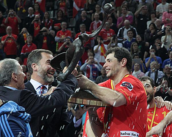 WM 2013, Finale ESP-DEN: Alberto Entrerrios empfängt den Pokal aus den Händen Prinz Felipes von Asturien