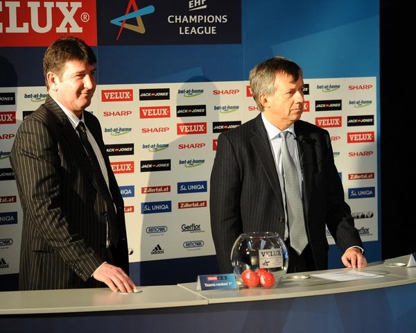Leon Kalin und EHF-Generalsekretär Michael Wiederer - VELUX EHF Champions League Auslosung Achtelfinale 1/8-Finale