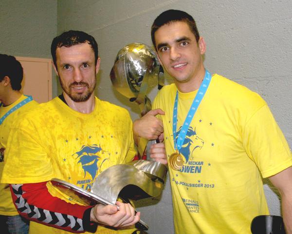 Zarko Sesum (li) hier in Nantes mit Goran Stojanovic und dem EHF-Pokal