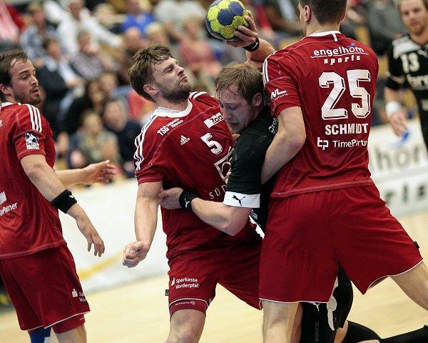 2. Handball-BL - Saison 2012-2013 - TSG Friesenheim - Bergischer HC - Ludwigshafen

v. l. Maximilian Weiß/ Bergischer HC gegen Andrej Kogut und Erik Schmidt/ beide TSG
