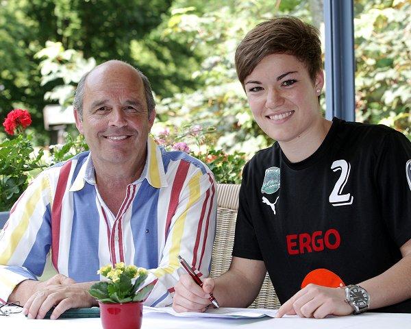 Signierte ihren Kontrakt: Stefanie Schriever, mit Manager Döll