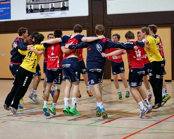 Die A-Jugend der SG Flensburg-Handewitt bejubelt den Heimsieg über TuSEM Essen, mit dem sie die Chance auf das Viertelfinale um die deutsche Meisterschaft sicherten.
