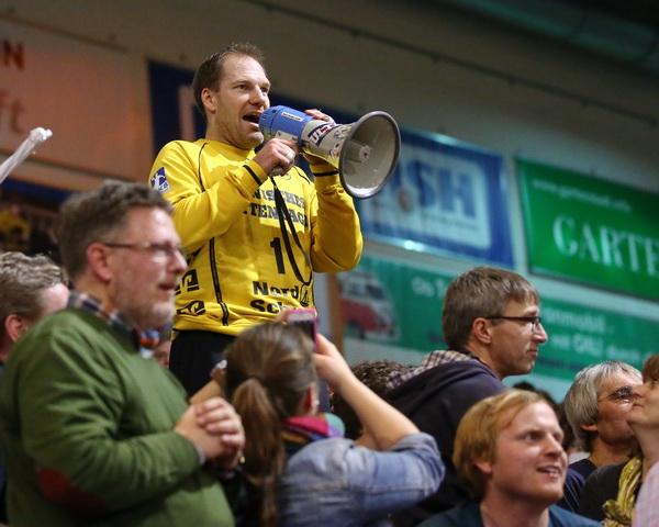 Mattias Andersson, SG Flensburg-Handewitt
Feier mit den Fans auf der Nordtribüne
FLE-THW 2014/2015
