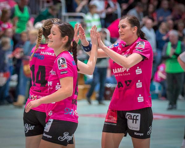 Julia Behnke und Marlene Zapf hoffen auf ein weiteres Handball-Fest