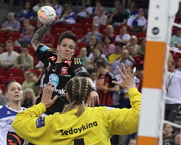 EHF Champions League Final4 2015, Budapest: Halbfinale Larvik - Dinamo Sinara: Anja Hammerseng-Edin/LAR und Anna Sedoykina/DIN