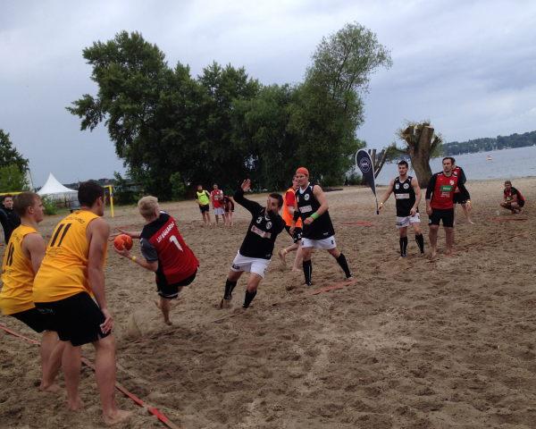 Beachhandball Masters Berlin 2015: Die Lifeguards Porta (rot) setzten sich hier im Halbfinale gegen die SG Schurwald mit 2:1 durch. Im Finale folgte ein 2:0 gegen Lichtenrade I.
