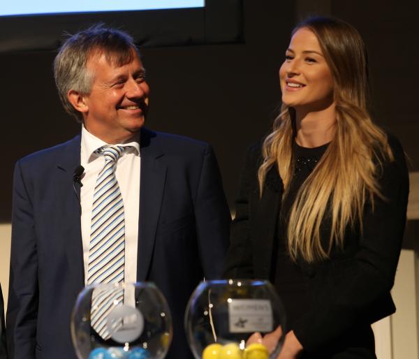 Ramila Petrovic mit EHF-Generalsekretär Michael Wiederer