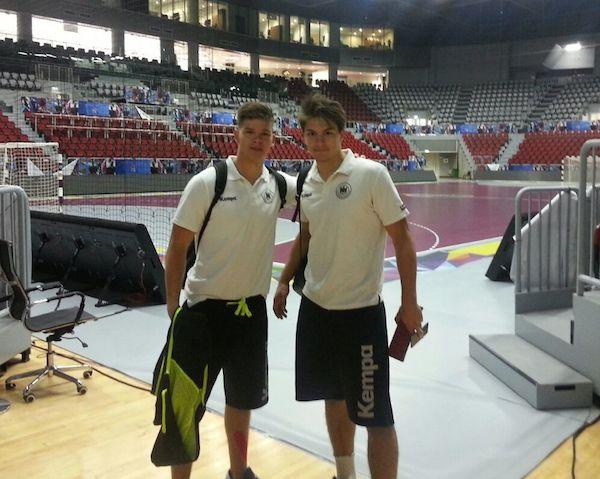 Moritz Schade (l.) sowie Max Haider in Katar vor dem ersten Testspiel