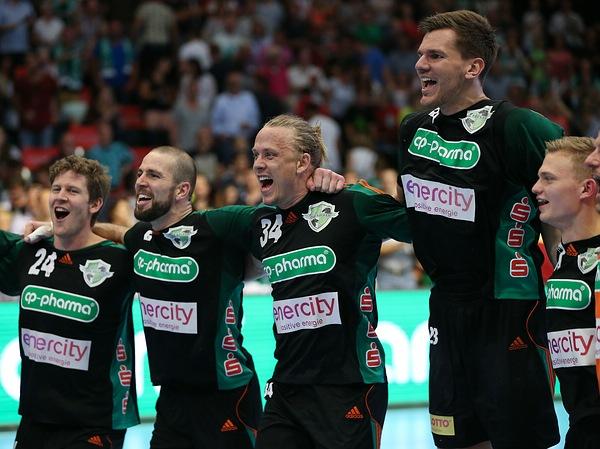 Morten Olsen und Erik Schmidt jubeln gemeinsam mit dem Team über einen Sieg