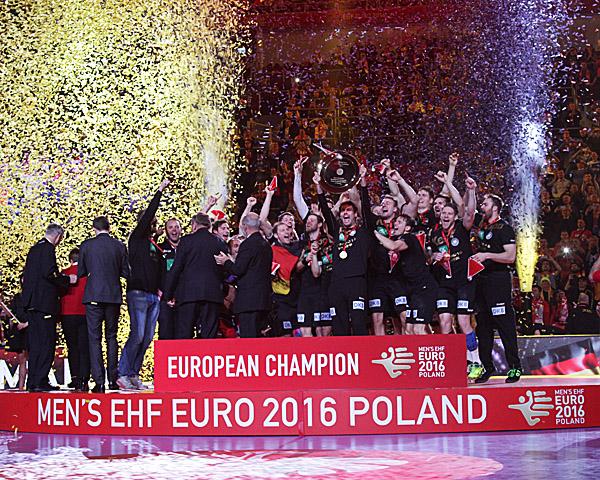 GER-ESP Deutschland feiert bei der Siegerehrung