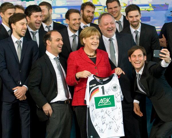 Europameister Deutschland macht ein Selfie mit Bundeskanzlerin Angela Merkel